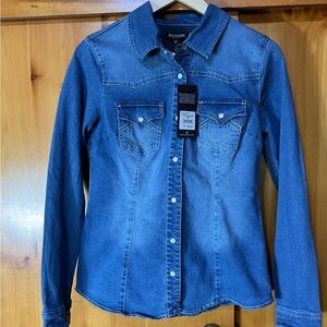 NWT True Religion shirt,pearlized button, western boho denim logo on pockets 🌸